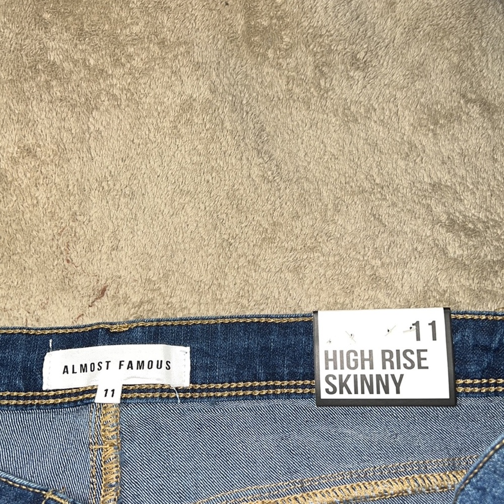 Almost Famous Women’s High Rise Skinny Jeans Size 11 NWT Distressed - Picture 4 of 8